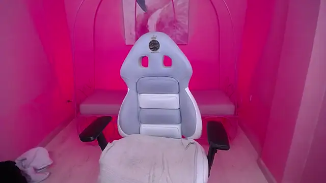 Leya lux  online show from February 1, 2026, 3:27 am