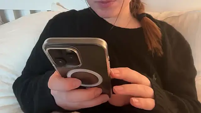 Lucyschickt online show from April 30, 2026, 6:36 pm