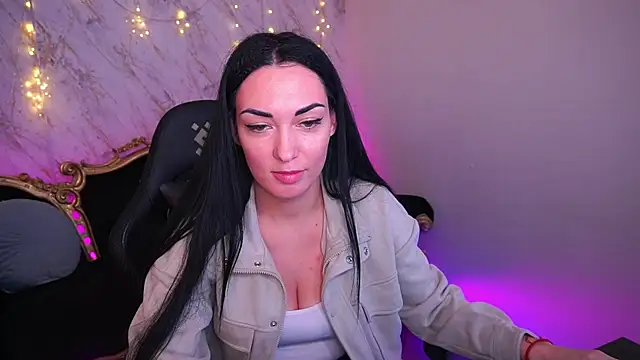 Effie luvv online show from February 6, 2026, 7:45 am