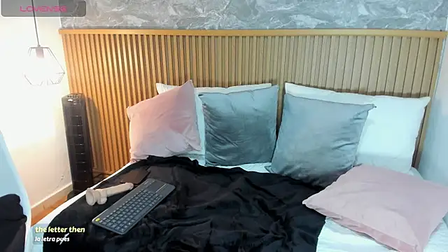 lunalat online show from February 5, 2026, 12:21 pm