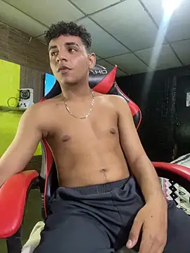 Snapshot of Aron2028 chatting on February 2, 2026, 9:24 pm Aron2028 online show from February 2, 2026, 9:24 pm