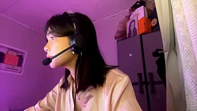 ConstancePorrini online show from February 2, 2026, 3:33 pm