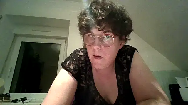 Snapshot of OIseauNoir88 chatting on February 9, 2026, 8:57 pm OIseauNoir88 online show from February 9, 2026, 8:57 pm