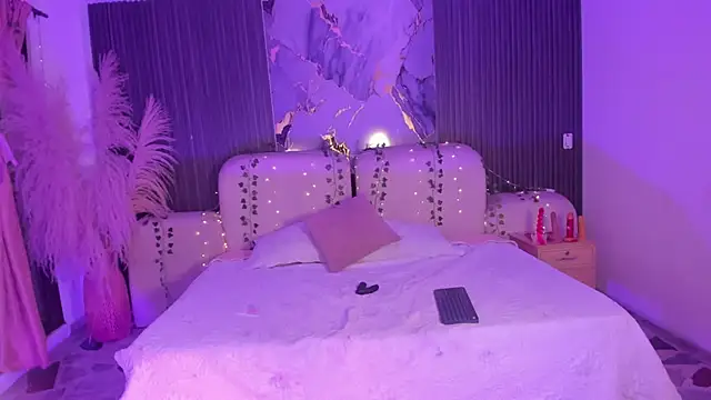 JazminRusso  online show from April 6, 2026, 4:21 am