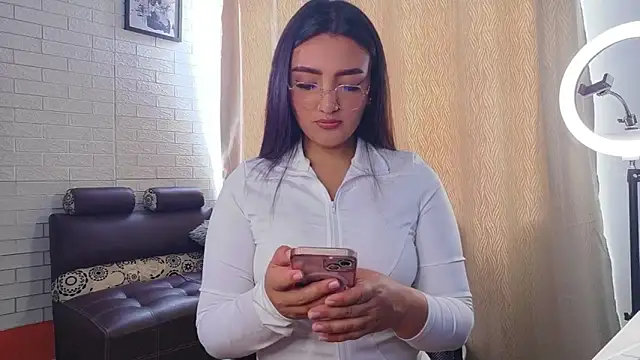 Snapshot of Catalu_x chatting on April 2, 2026, 5:43 pm Catalu x online show from April 2, 2026, 5:43 pm