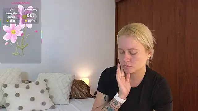 Snapshot of zoee__sweet chatting on April 14, 2026, 9:21 pm zoee sweet online show from April 14, 2026, 9:21 pm