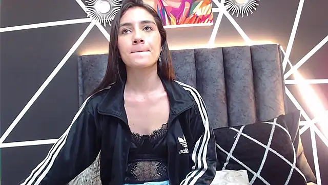 Vaiolletcooper online show from April 15, 2026, 4:14 pm