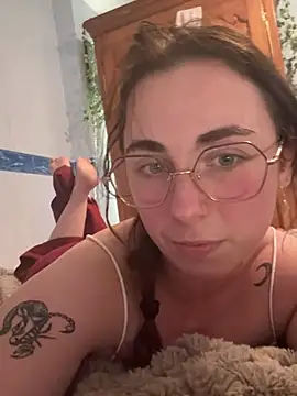 Lunavelveet online show from February 4, 2026, 6:47 pm