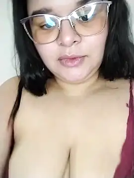 SamanthaStonee online show from May 8, 2026, 8:25 pm