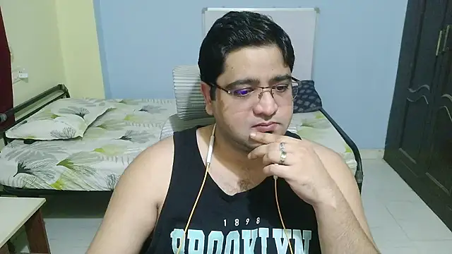 Charmer-Boy online show from February 2, 2026, 6:12 am