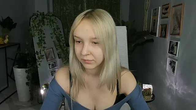 MaoqiBeverly online show from April 23, 2026, 4:57 am