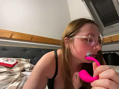 SexyBruenette online show from February 5, 2026, 6:01 pm