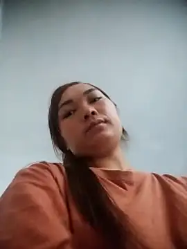 cute-hiphop online show from June 3, 2026, 4:48 am