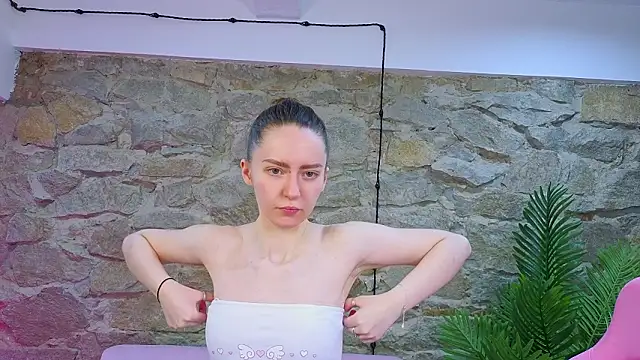 KristineValbuena online show from February 5, 2026, 3:22 am