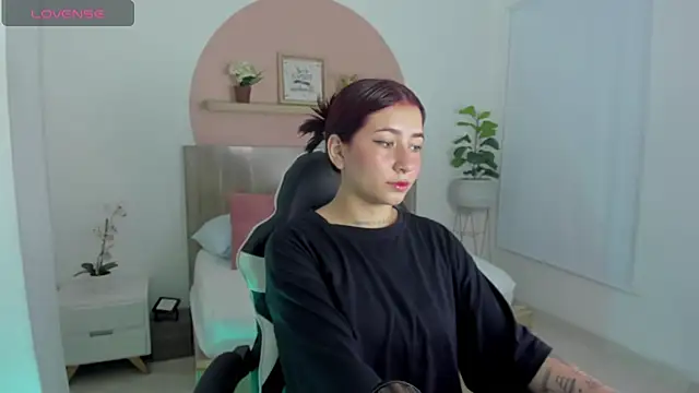 Snapshot of charlottee27_ chatting on February 27, 2026, 7:25 pm charlottee27 online show from February 27, 2026, 7:25 pm