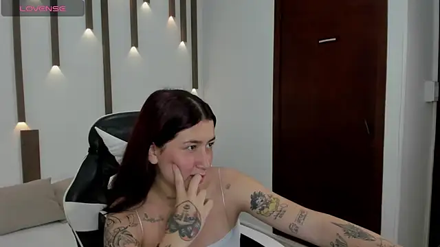 Snapshot of charlottee27_ chatting on April 9, 2026, 2:11 am charlottee27 online show from April 9, 2026, 2:11 am