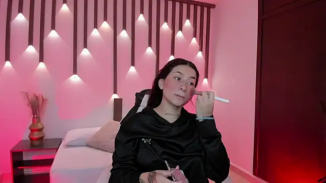 charlottee27  online show from April 23, 2026, 2:02 am