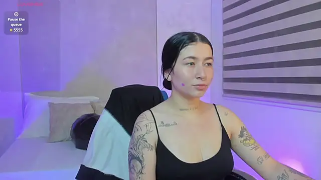 charlottee27  online show from May 22, 2026, 2:08 am