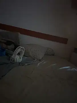 Snapshot of leh31l chatting on March 18, 2026, 12:52 pm leh31l online show from March 18, 2026, 12:52 pm