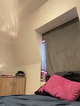 LeonieClaire online show from March 5, 2026, 12:01 pm