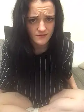 LeonieClaire online show from March 26, 2026, 5:40 pm