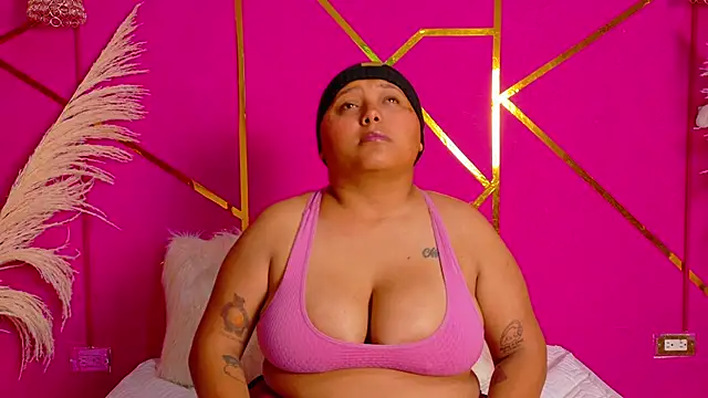 auroravalentina771 online show from February 4, 2026, 12:11 pm