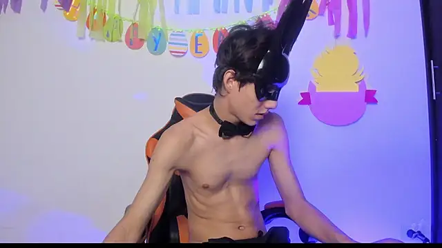Snapshot of Senpai_Lover_ chatting on April 4, 2026, 8:17 pm Senpai Lover online show from April 4, 2026, 8:17 pm