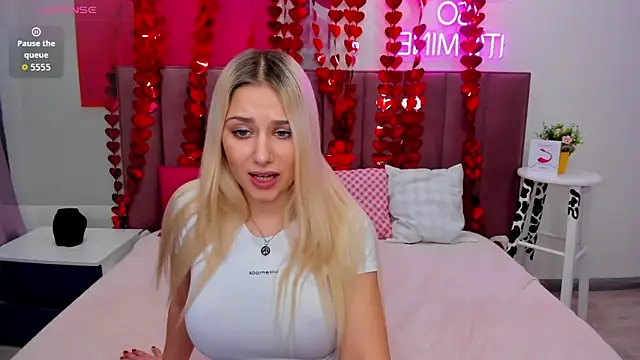 MIla Stunning online show from February 11, 2026, 1:21 am