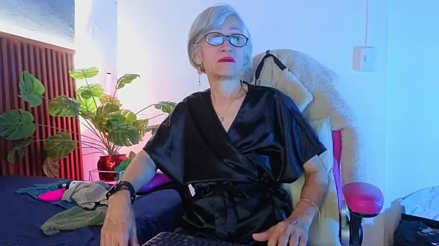 miss monserrate01 online show from February 13, 2026, 1:07 pm