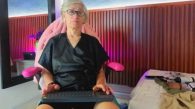 miss monserrate01 online show from February 23, 2026, 1:52 pm