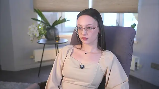 CecilleKizior online show from February 3, 2026, 11:15 am