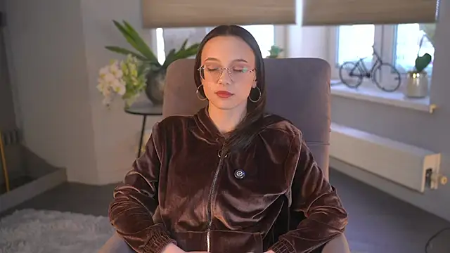 CecilleKizior online show from February 5, 2026, 11:37 am