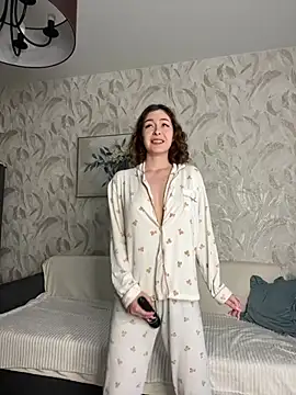 LynaFrost online show from June 7, 2026, 5:44 am