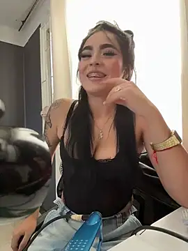 Sara Fernandez  online show from February 13, 2026, 2:24 pm