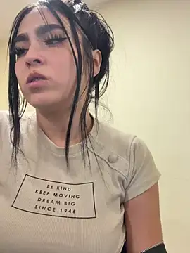 Sara Fernandez  online show from May 11, 2026, 4:04 pm