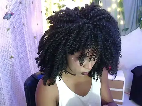 Snapshot of zafiro_blu chatting on April 14, 2026, 1:28 pm zafiro blu online show from April 14, 2026, 1:28 pm