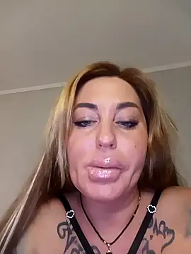 MiaMooly online show from November 30, 2025, 2:32 pm