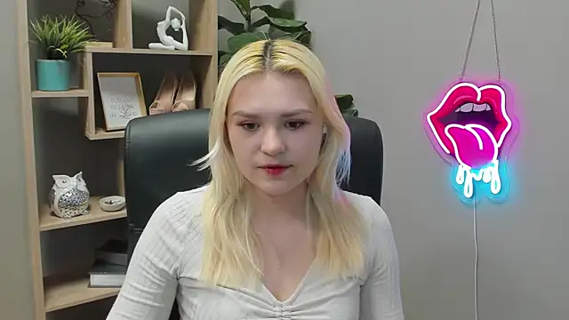 SweetLilyxo online show from April 8, 2026, 1:22 pm