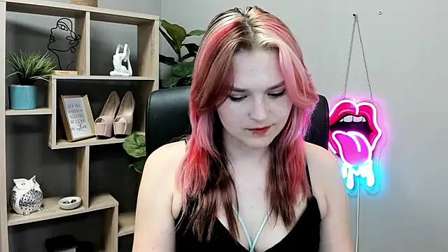 SweetLilyxo online show from June 18, 2026, 1:26 pm