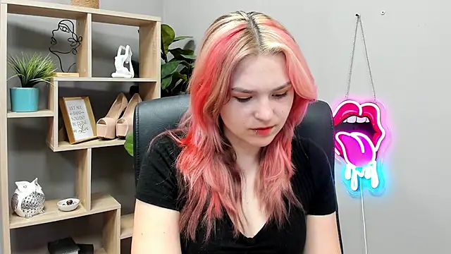 SweetLilyxo online show from June 22, 2026, 6:32 am