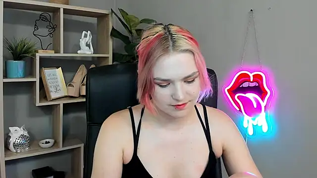 SweetLilyxo online show from June 24, 2026, 1:32 pm