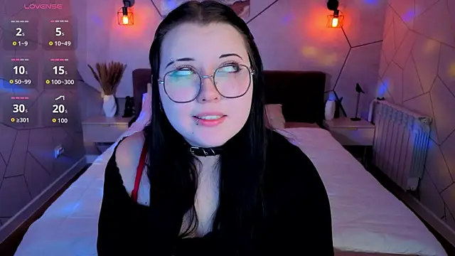 Snapshot of Kira_G0ld chatting on May 31, 2026, 8:32 am Kira G0ld online show from May 31, 2026, 8:32 am