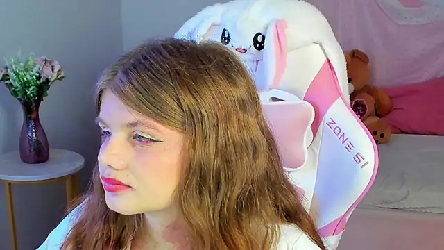 ChloeHalses online show from June 9, 2026, 7:03 pm