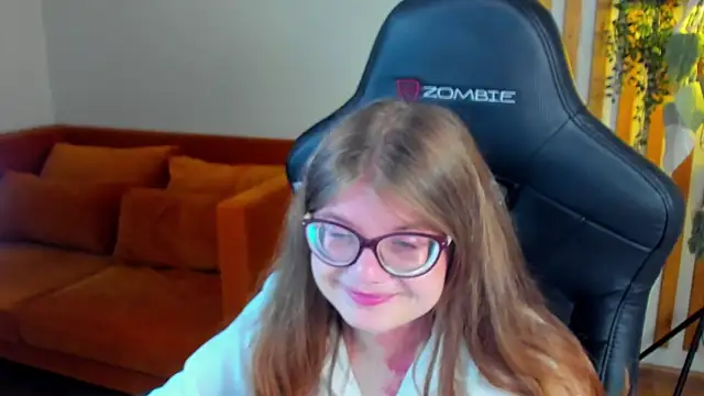 ChloeHalses online show from June 12, 2026, 5:12 pm