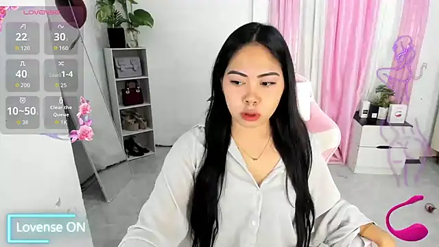 Ursweetyshaine online show from May 7, 2026, 12:27 am