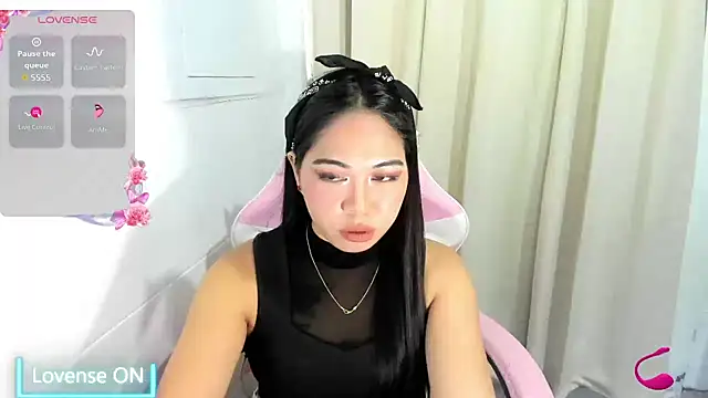 Ursweetyshaine online show from June 19, 2026, 12:37 am