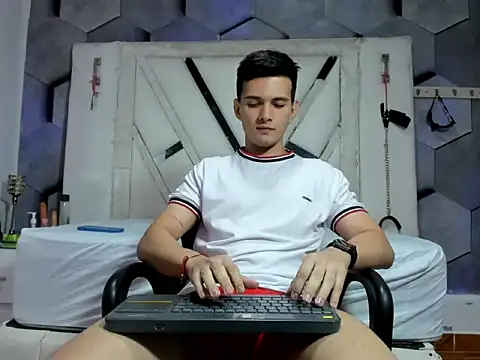 Snapshot of GoldenBoyM chatting on June 17, 2026, 3:42 am GoldenBoyM online show from June 17, 2026, 3:42 am