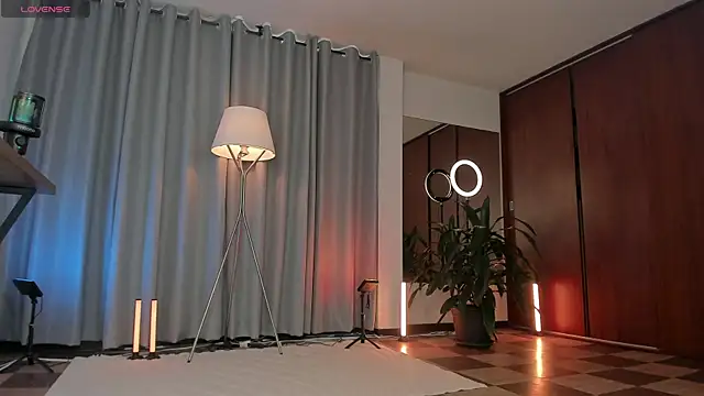 karinnixx online show from June 19, 2026, 4:55 pm