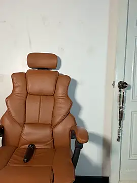 ARON LUXX online show from March 12, 2026, 3:01 am