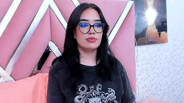 ninameduxx online show from May 14, 2026, 4:41 am